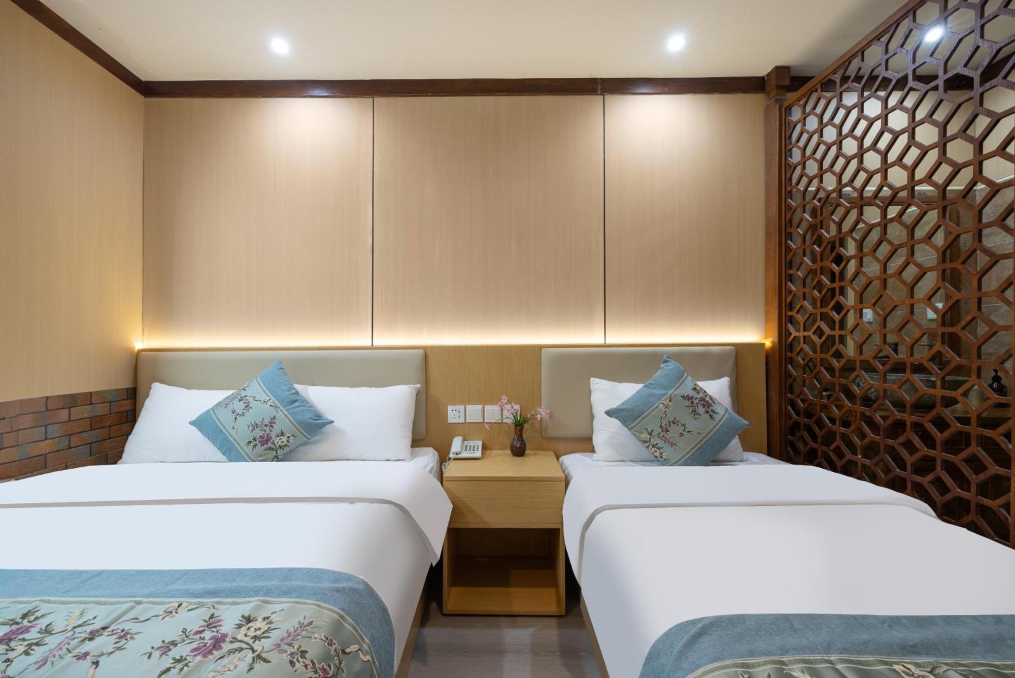 The East Hotel-very Close To The Drum Tower,the Temple,houhai Bar Street,and The Forbidden City,there Are Many Old Traditional Hutongs Around The ,experience The Culture Of Old Hutongs,near Exit A Of Shichahai On Metro Line 4* Beijing