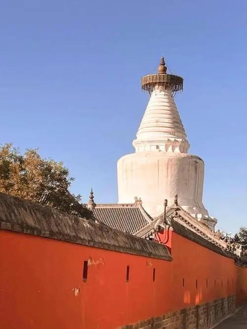 The East Hotel-very Close To The Drum Tower,the Temple,houhai Bar Street,and The Forbidden City,there Are Many Old Traditional Hutongs Around The ,experience The Culture Of Old Hutongs,near Exit A Of Shichahai On Metro Line 4* Beijing